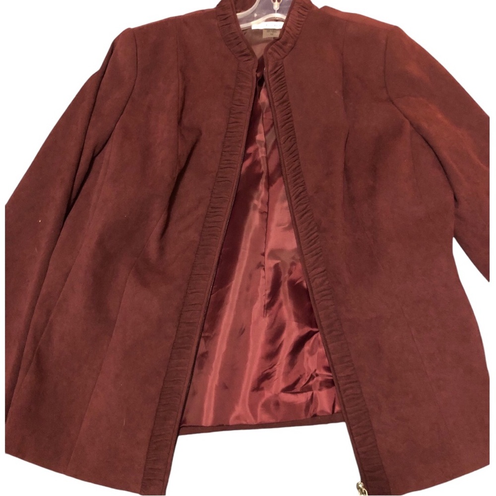NWT Womanʻs Tanjay deep burgundy jacket in size 10